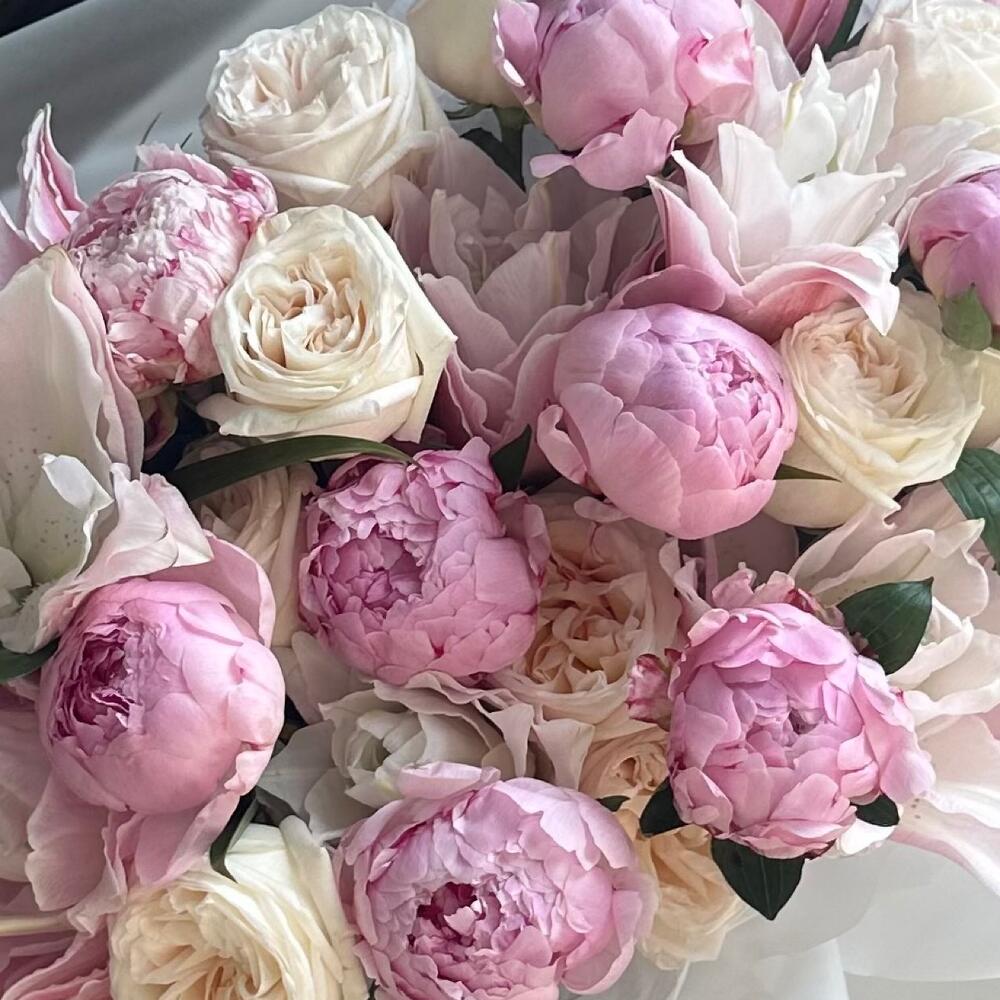 Designer Bouquet Peony-shaped lily & White O’Hara Rose